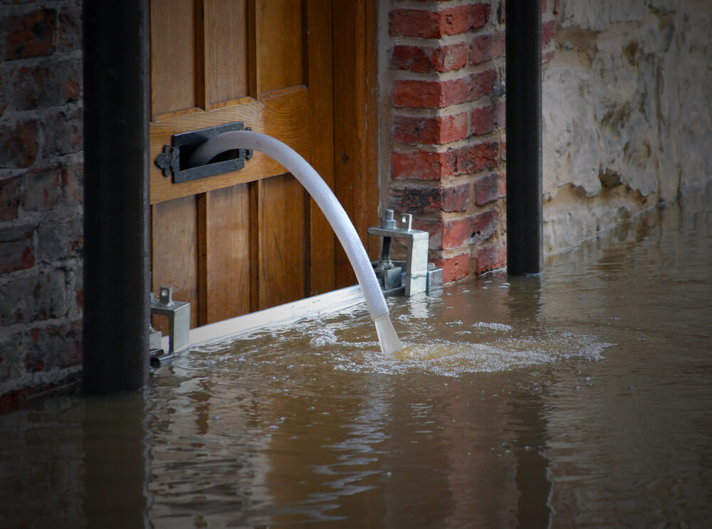 Drzwi przeciwpowodziowe jako forma zabezpieczenia przed zalaniem domu.