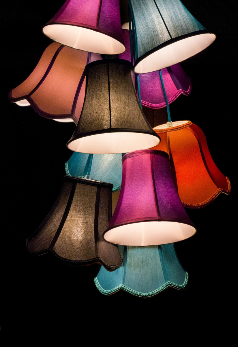 kolorowe wiszące lampy